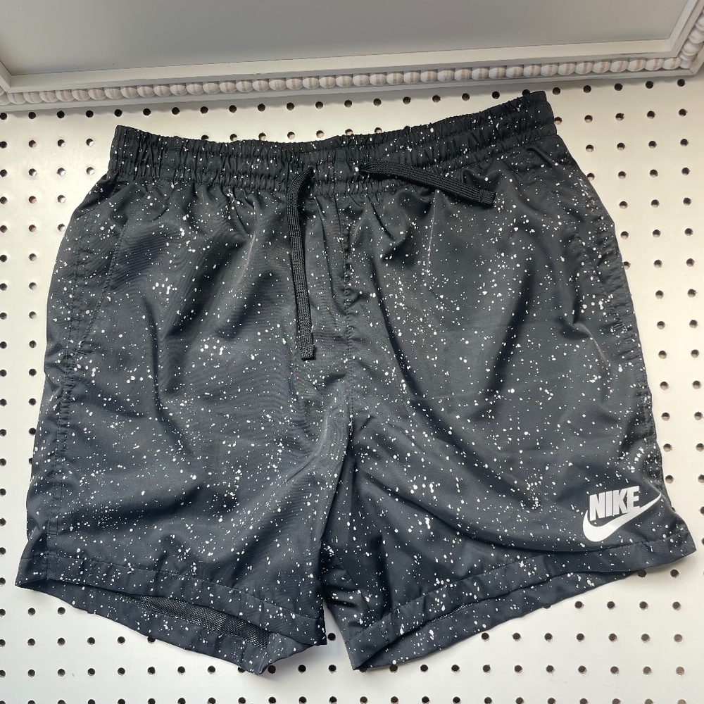 Nike Men's Woven Flow Shorts in Black with with speckles, Size Medium